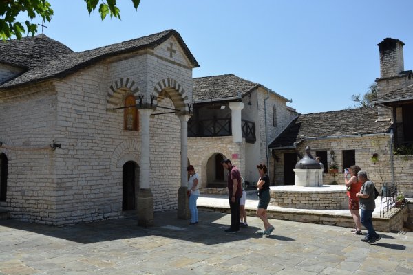Ποιοί είμαστε